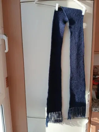 Bufanda de lana azul hecha a mano