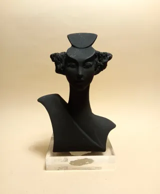 CRISTINA PUELL STATUA Ceramica NERO plexiglas