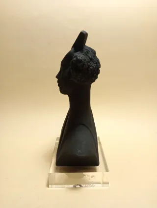 CRISTINA PUELL STATUA Ceramica NERO plexiglas