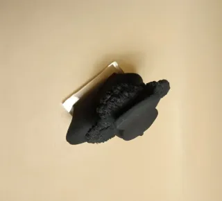 CRISTINA PUELL STATUA Ceramica NERO plexiglas