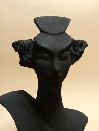 CRISTINA PUELL STATUA Ceramica NERO plexiglas
