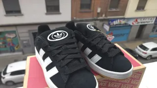 Zapatillas Adidas Negras y Blancas