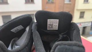 Zapatillas Adidas Negras y Blancas