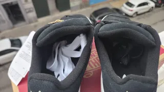 Zapatillas Adidas Negras y Blancas