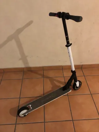 Patinete eléctrico Scooter blanco y negro