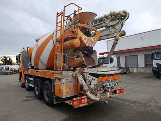 Hormigonera Naranja y Blanca