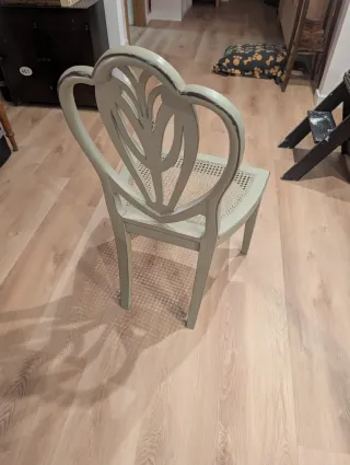 Silla romántica de madera y ratán