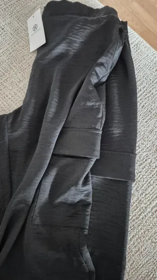 Pantalón cargo negro satinado
