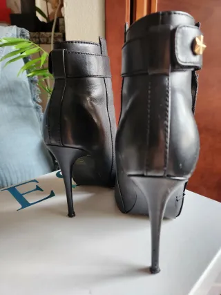 Botines de tacón peep toe negros, en piel.