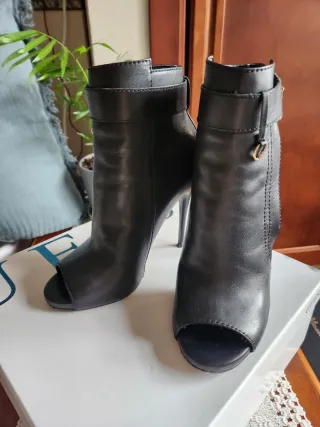 Botines de tacón peep toe negros, en piel.