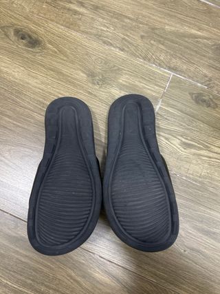 Chanclas Nike Negras y Doradas T42
