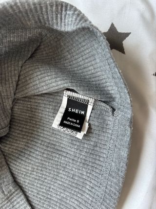 Conjunto de top y shorts gris