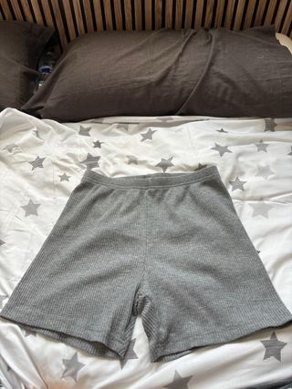 Conjunto de top y shorts gris