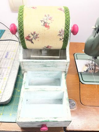 Bolillero pequeño floral con pomos rosas