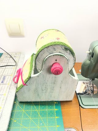 Bolillero pequeño floral con pomos rosas