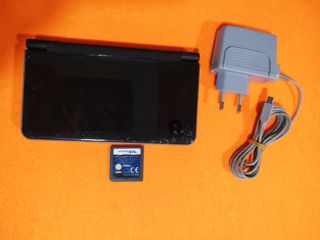 Consola Nintendo DSi XL Negra + Cargador + Juego