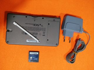 Consola Nintendo DSi XL Negra + Cargador + Juego