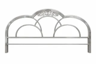 cama metálica con somier de madera