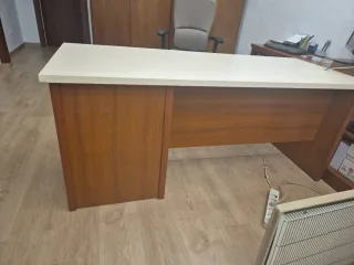 Mesa de despacho beige y marrón