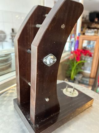 Jamonero de madera y metal