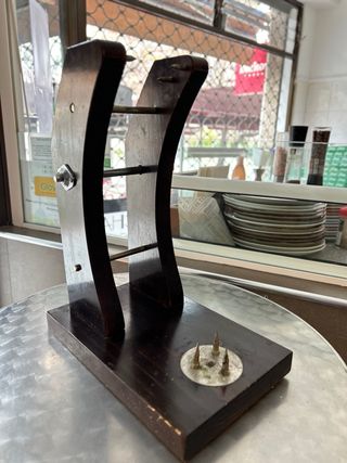 Jamonero de madera y metal