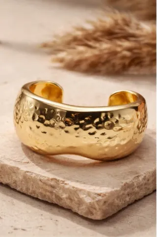 Pulsera dorada martillada