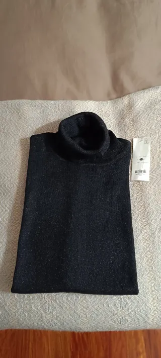 Jersey negro brillante cuello alto sin mangas