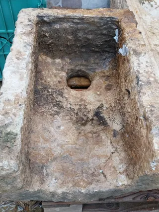 Antiguo fregadero de piedra