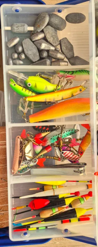 Caixa de pesca com material variado