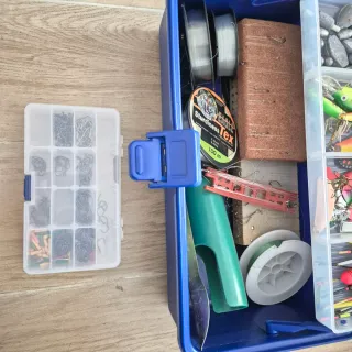 Caixa de pesca com material variado