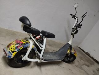 Patinete eléctrico con diseño graffiti