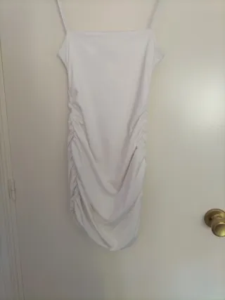 Vestido blanco con fruncido