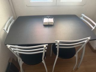 Mesa comedor y 4 sillas