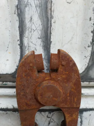 Antico utensile da lavoro arrugginito