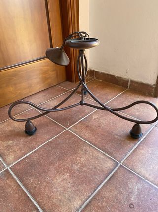 Lámpara de forja marrón 3 brazos. Tengo 2