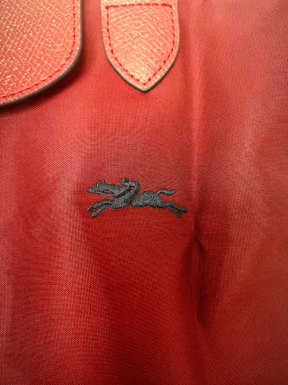 Le Pliage rojo borgoña talla mediana hombros.