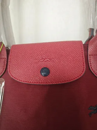 Le Pliage rojo borgoña talla mediana hombros.