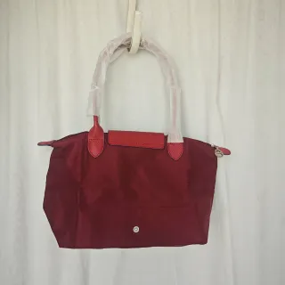 Le Pliage rojo borgoña talla mediana hombros.