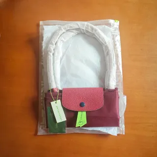 Le Pliage rojo borgoña talla mediana hombros.