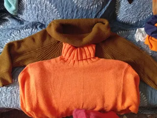 2 jerseys otoño cuello vuelto Talla S.prec los 2.