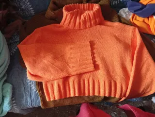 2 jerseys otoño cuello vuelto Talla S.prec los 2.