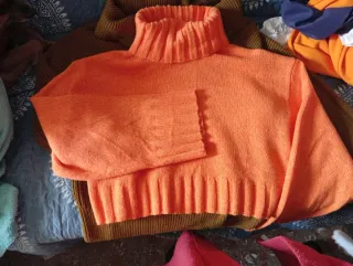 2 jerseys otoño cuello vuelto Talla S.prec los 2.