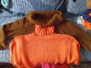 2 jerseys otoño cuello vuelto Talla S.prec los 2.