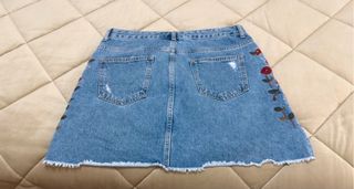 Falda vaquera Zara bordada flores