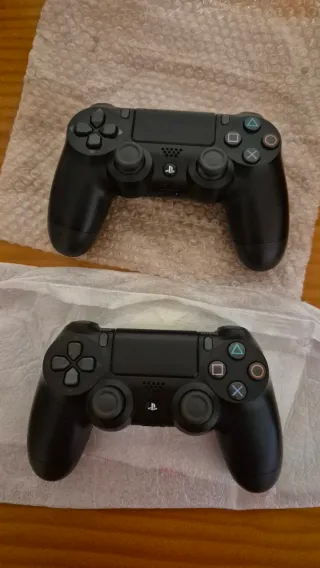 In vendita PlayStation 4 da 1 TB con 2 controller e giochi