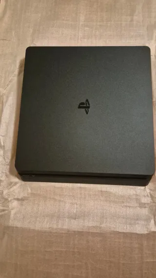 In vendita PlayStation 4 da 1 TB con 2 controller e giochi