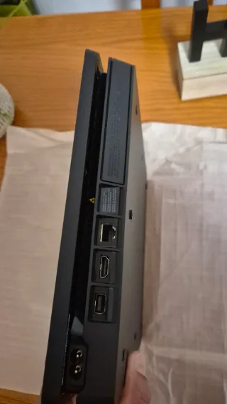 In vendita PlayStation 4 da 1 TB con 2 controller e giochi