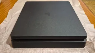 In vendita PlayStation 4 da 1 TB con 2 controller e giochi