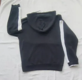 Sudadera con capucha negra y rayas blancas