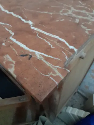 Mesa de mármol veteado rojo